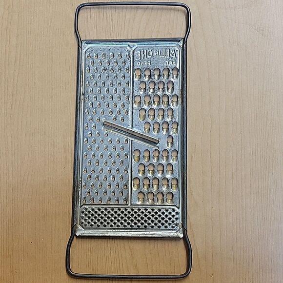 3 Vintage Metal Graters - Picture 6 of 9